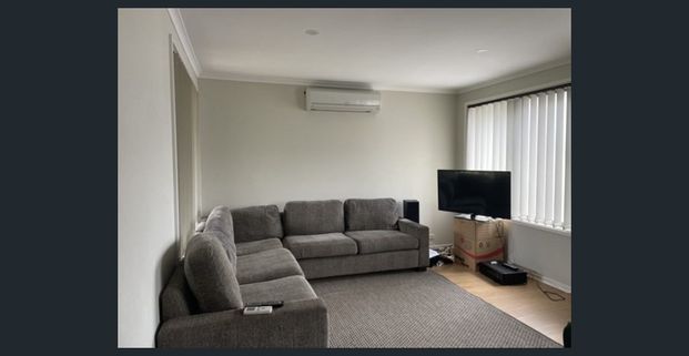 *** 3 Bdrms ~ 1 Baths ~ Large L-Shaped Living, Gourmet Kitchen, DBL Garage - Photo 1