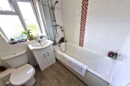 Bedroom Terraced House In Godalming, GU7 - Photo 5