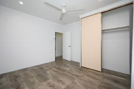 New Interior - Fully Tiled & Airconditioned - Large Fenced Backyard - Photo 5