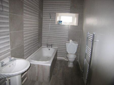 3 bedroom flat to rent - Photo 3