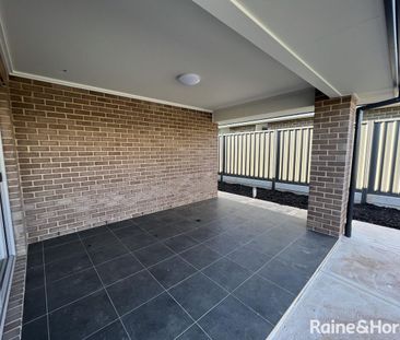 Four bedroom home in blakeview! - Photo 3