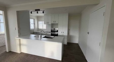 Lovely Sunny 2-Bedroom Unit – Easy Walk to Town - Photo 2