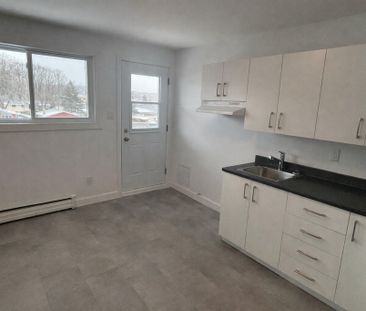 BEAU 3 1/2|CHAUFFAGE & EAU CHAUDE INCLUS - Photo 2