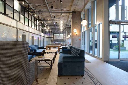 Silver Studio Street View Mid Level - Photo 3