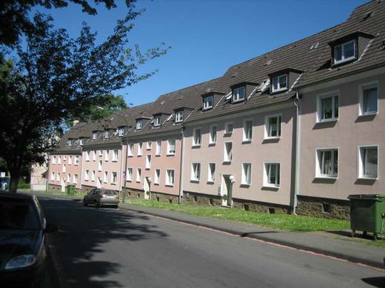 Einziehen und Wohlfühlen: gut aufgeteilte 2 Zimmer-Wohnung im Dachgeschoss in Hagen Eilperfeld! - Photo 1