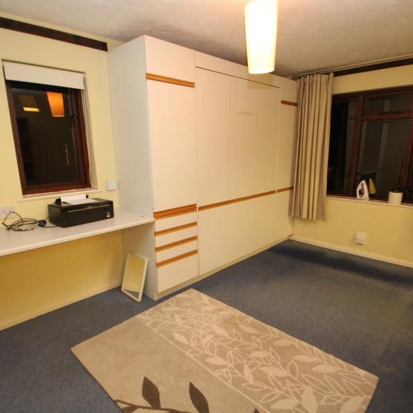 Tintagel Way, WokingProperty for lettings - Seymours - Photo 1