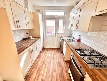 Castleton Road, Southend-on-Sea, Essex, SS2 4UF - Photo 5