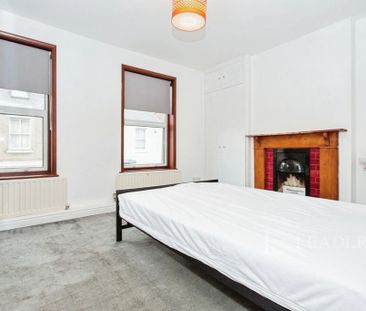 4 bedroom flat to rent - Photo 2