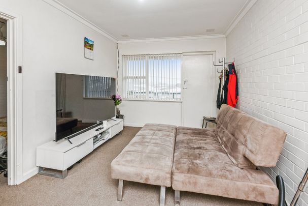 QUIET COMPLEX LIVING ! - Photo 1