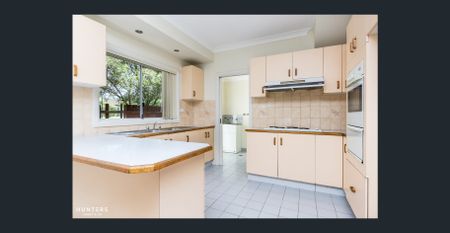 Three Bedroom Townhome - Walk To Shops & Schools - Photo 5