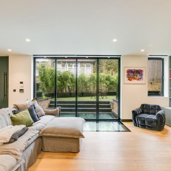 3 bedroom flat to rent - Photo 1