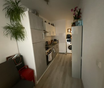 Modernisierte Balkonwohnung mit Laminat und Tapeten - Photo 3