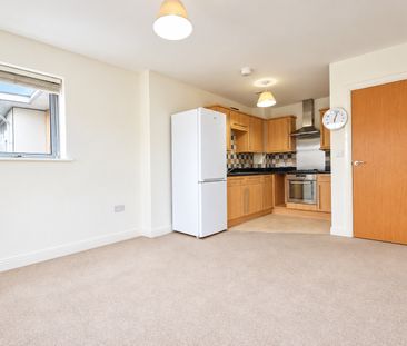 2 bedroom Flat in Coombe Way, Farnborough - Photo 3