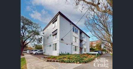 Convenience Meets Low Maintenance with Chic Proportions - Photo 5