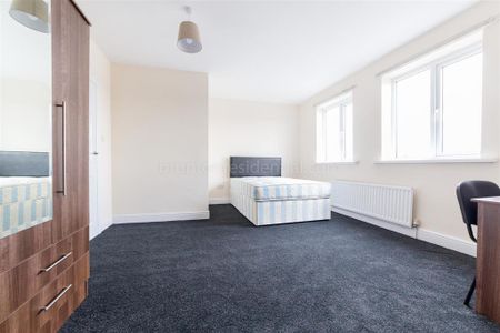 4 bedroom flat to rent - Photo 4