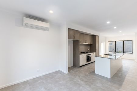 34 Cinnamon Drive, Cranbourne East VIC 3977 - Townhouse For Rent | Domain - Photo 4