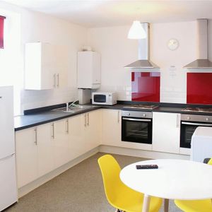 1 bedroom in a house share to rent - Photo 2