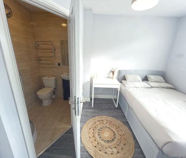 1 bedroom in a house share to rent - Photo 2