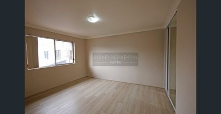 Modern Top Floor 1 Bedroom Apartment with Timber Floors - Photo 3