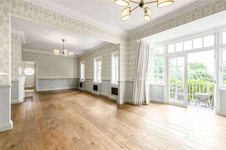 This magnificent Edwardian house sits within 0.9 of an acre of beautiful landscaped gardens with a 16th Century Grade II* listed Conduit House in the garden. - Photo 4