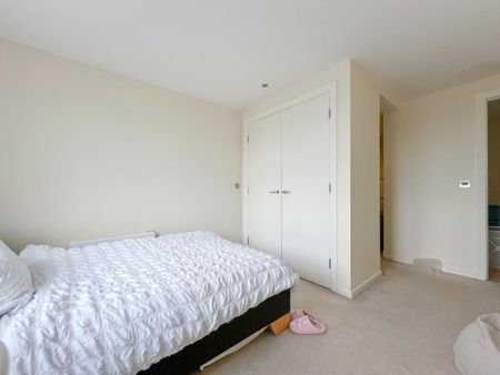 2 bedroom Flat To Let - Photo 2