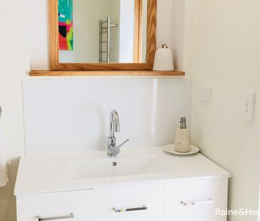 Sunny + fully furnished. Weekly Rent includes utilities! - Photo 4