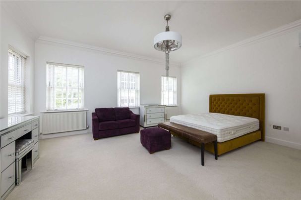 A beautifully presented four double bedroom detached family house situated in a popular private road in Leatherhead. - Photo 1
