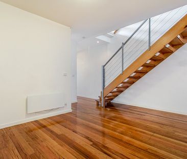 STUNNING TRI-LEVEL TOWNHOUSE! - Photo 3