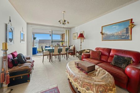 TOP-FLOOR WITH SPECTACULAR HARBOUR & CITY VIEWS - Photo 2