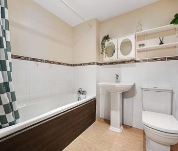 3 bedroom end of terrace house to rent - Photo 4