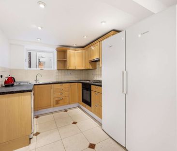 A beautiful three bedroom townhouse with spectacular roof terrace - Photo 6