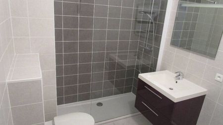 MONTIGNY RESIDENCE RECENTE CUISINE EQUIPEE TERRASSE PARKING EN SS/SOL F2 - Photo 3