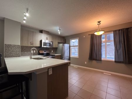 Bright & Modern 2 Bedroom Townhome With Lake Summerside Access - Photo 4