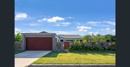 Stunning 1-bedroom Studio with Exclusive Swimming Pool Access and Waterfront Location! - Photo 2