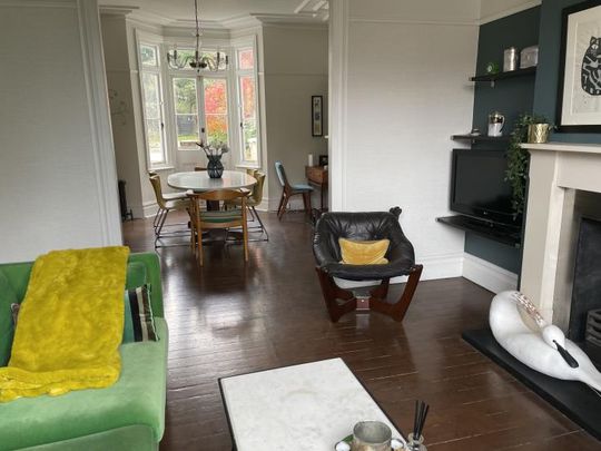 Sunny Double Room in Blackheath with own Bathroom and Lounge with good transport links for the City and Canary Wharf - Photo 1