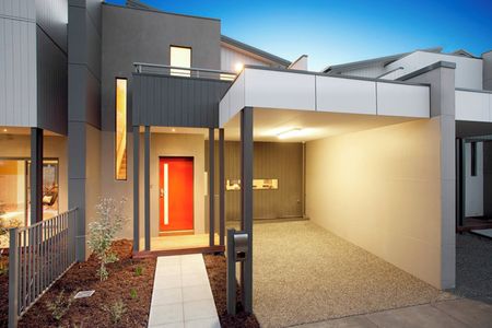 TWO BEDROOM TOWNHOUSE - PERFECTLY POSITIONED - Photo 3