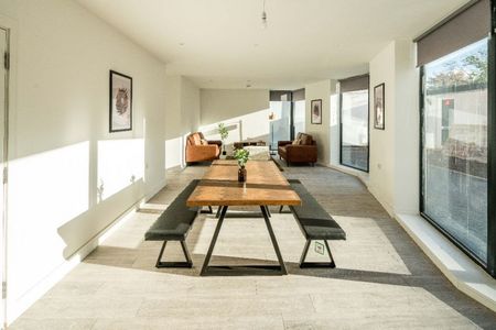 Cuckoo Hall Lane, London - Photo 3