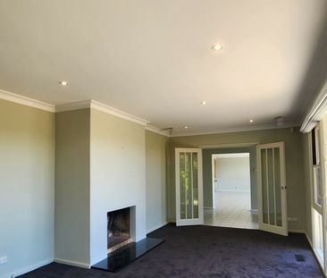 6 Hamelin Crescent, Narrabundah ACT, Belconnen - Photo 5