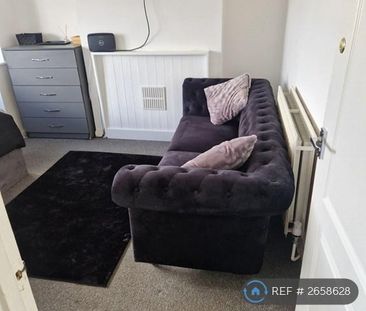 1 bedroom in a flat share to rent - Photo 2