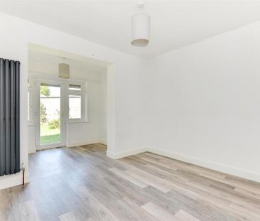 2 bedroom semi-detached bungalow to rent - Photo 4