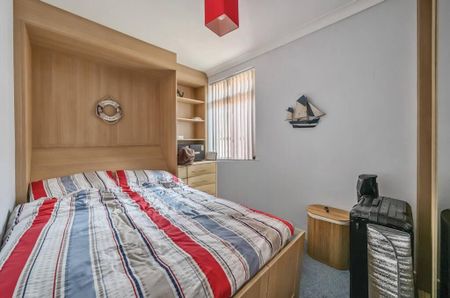 3 bedroom flat to rent - Photo 2