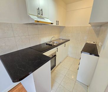 Secure living in a quiet block - Photo 1