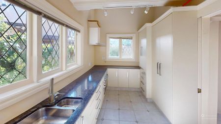 City Centre - 2 Bedrooms - Photo 2