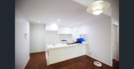Near-New Two-Bedroom Apartment with Solid Wood Flooring & Freshly Painted Walls - Photo 2