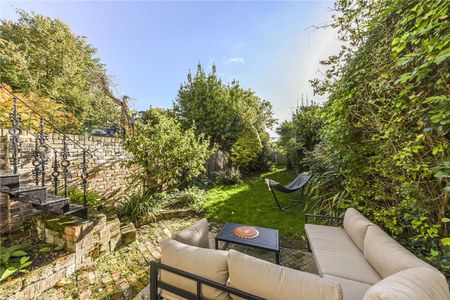 A charming 5 bedroom Georgian family house set within mature gardens in Belsize Park. - Photo 3