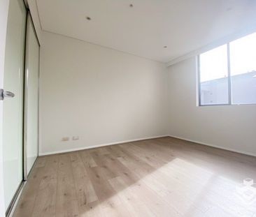 Quiet east facing and timber floor apartment - Photo 2