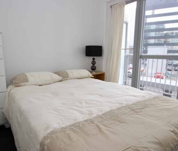 CITY CENTRAL - SUNNY BANKSIDE APARTMENT - Photo 5