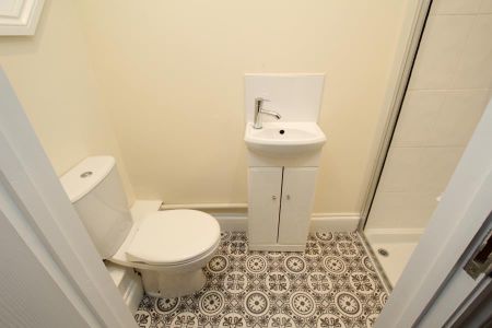 4 bedroom semi-detached house to rent - Photo 2