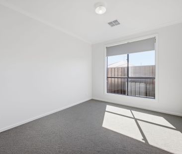 Stunning 4 bedroom home with secondary living and Solar Panels - Photo 5