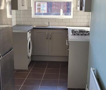 4 bedroom semi-detached house to rent - Photo 6